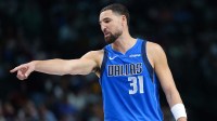 Dallas Mavericks guard Klay Thompson (31) reacts during the second half against the New Orleans Pelicans at American Airlines Center.