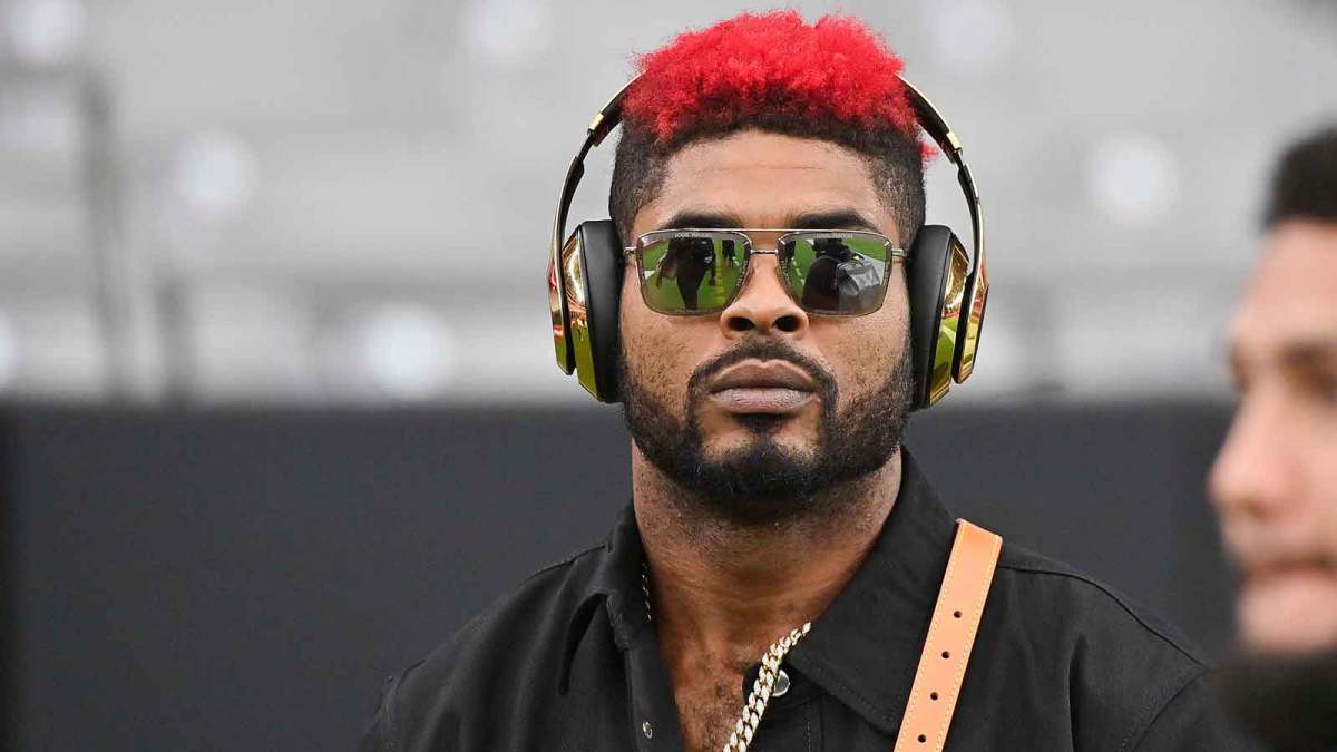 San Fancisco 49ers wide receiver Jauan Jennings (15) looks on during warmups prior to the game against the Arizona Cardinals at State Farm Stadium.