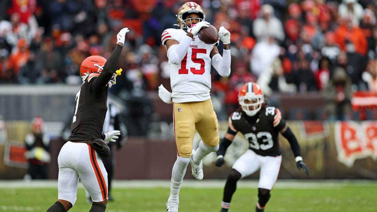 San Francisco 49ers wide receiver Jauan Jennings (15) makes a catch during the first half against the Cleveland Browns at Huntington Bank Field.