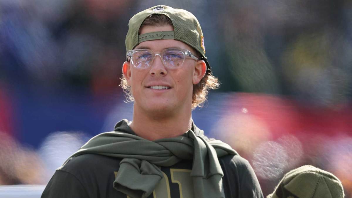 New York Giants quarterback Jaxson Dart (6) looks on before the game against the Green Bay Packers at MetLife Stadium.