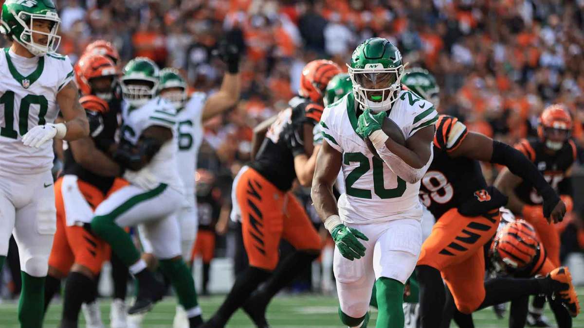 New York Jets running back Breece Hall (20) runs with the ball against the Cincinnati Bengals at Paycor Stadium.