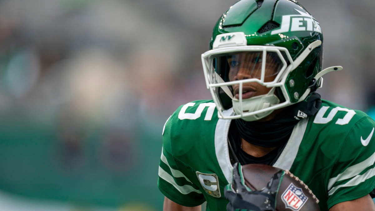 New York Jets wide receiver Garrett Wilson (5) warms upon before an NFL Week 10 game between the New York Jets and the Cleveland Browns.