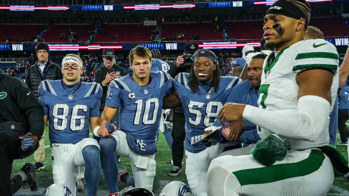 New England Patriots quarterback Drake Maye (10) with New York Jets quarterback Justin Fields (7) and teammates gather for a prayer on the field after the game at Gillette Stadium.