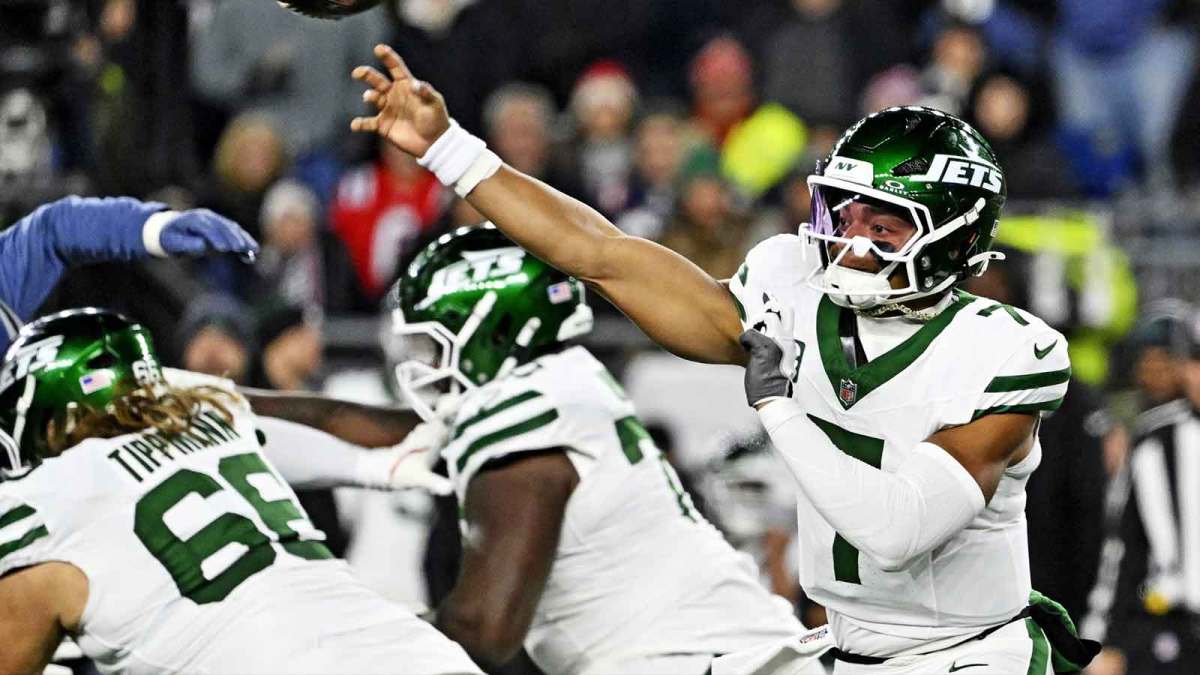 New York Jets quarterback Justin Fields (7) makes a pass during the first half against the New England Patriots at Gillette Stadium.