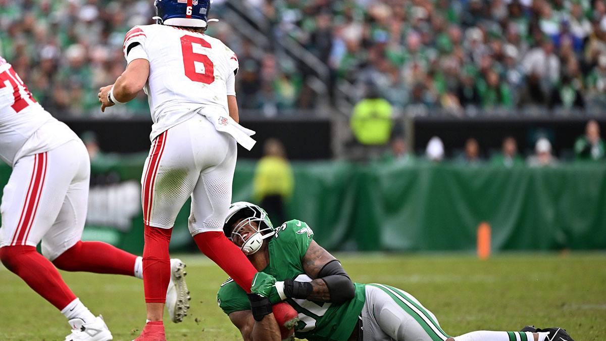 Philadelphia Eagles linebacker Jihaad Campbell (30) tackles New York Giants quarterback Jaxson Dart (6) in the fourth quarter at Lincoln Financial Field.
