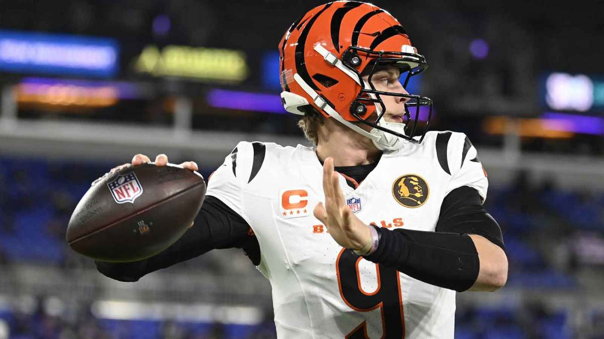 Cincinnati Bengals quarterback Joe Burrow (9) practices before the game at M&T Bank Stadium.