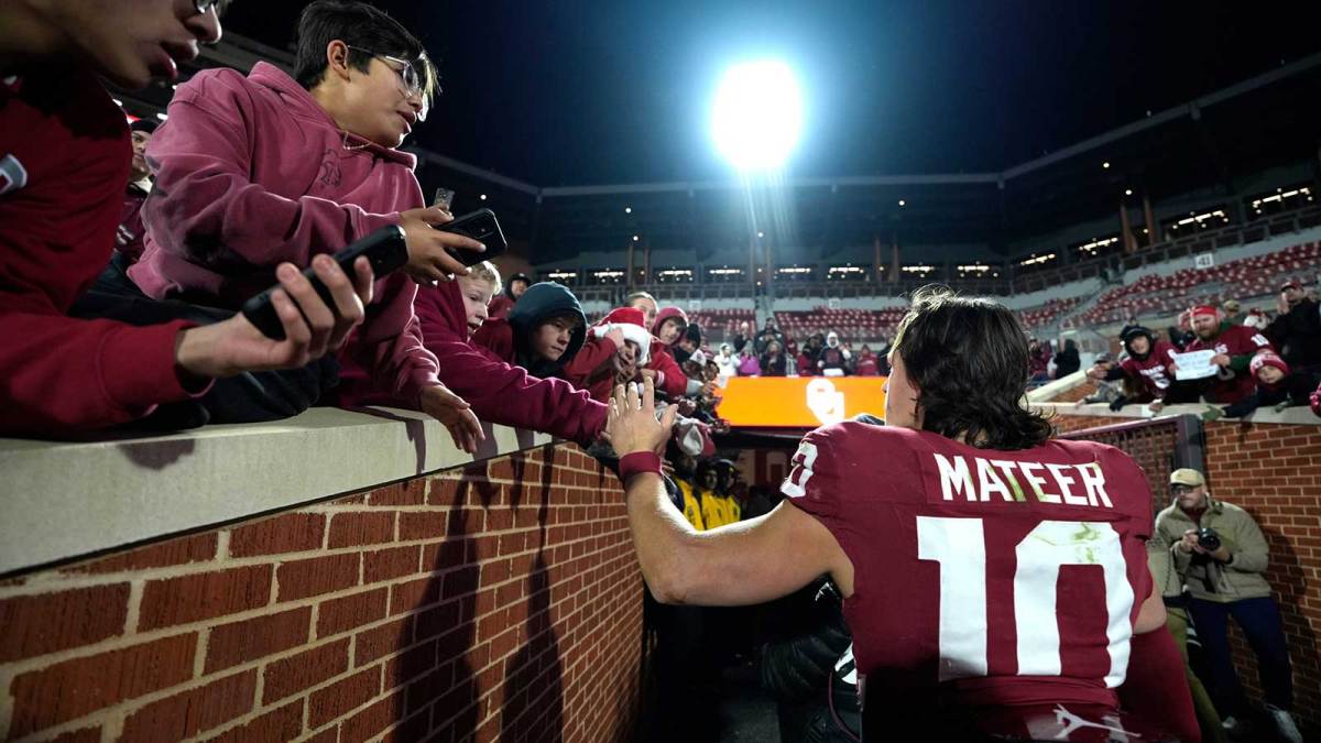 Oklahoma Sooners quarterback John Mateer (10) leaves the field after a college football game between the University of Oklahoma Sooners (OU) and the LSU Tigers at Gaylord Family – Oklahoma Memorial Stadium in Norman, Okla., Saturday, Nov. 29, 2025. Oklahoma won 17-13.