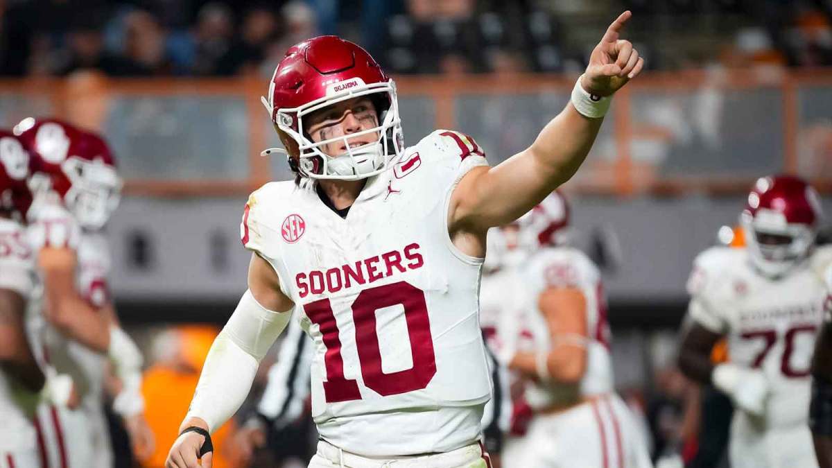 Oklahoma quarterback John Mateer (10) points toward the Oklahoma section after a fourth quarter touchdown during a college football game between Tennessee and Oklahoma in Neyland Stadium in Knoxville on Nov. 1, 2025.