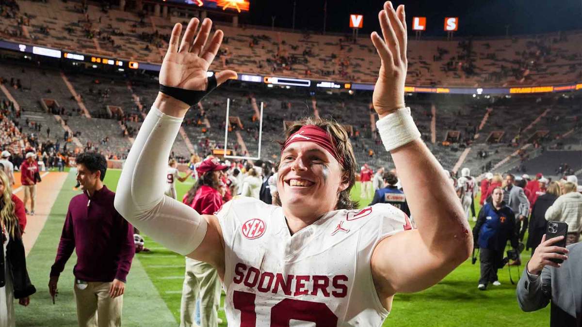 Oklahoma quarterback John Mateer (10) waves to Oklahoma fans after the Sooners defeated Tennessee 33-27 in Neyland Stadium in Knoxville on Nov. 1, 2025.