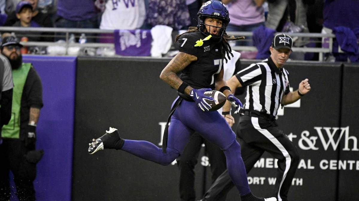 TCU Horned Frogs wide receiver Jordan Dwyer (7) catches a pass and runs for a touchdown against the Cincinnati Bearcats during the first half at Amon G. Carter Stadium.