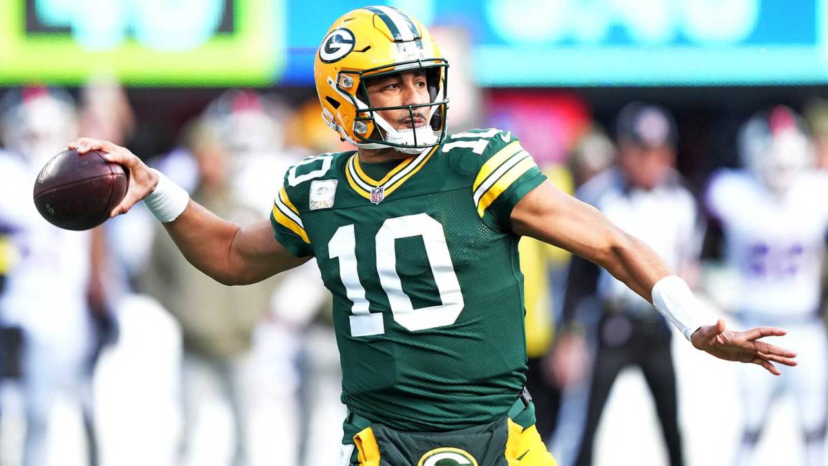 Green Bay Packers quarterback Jordan Love (10) throws a pass during the first quarter against the New York Giants at MetLife Stadium.
