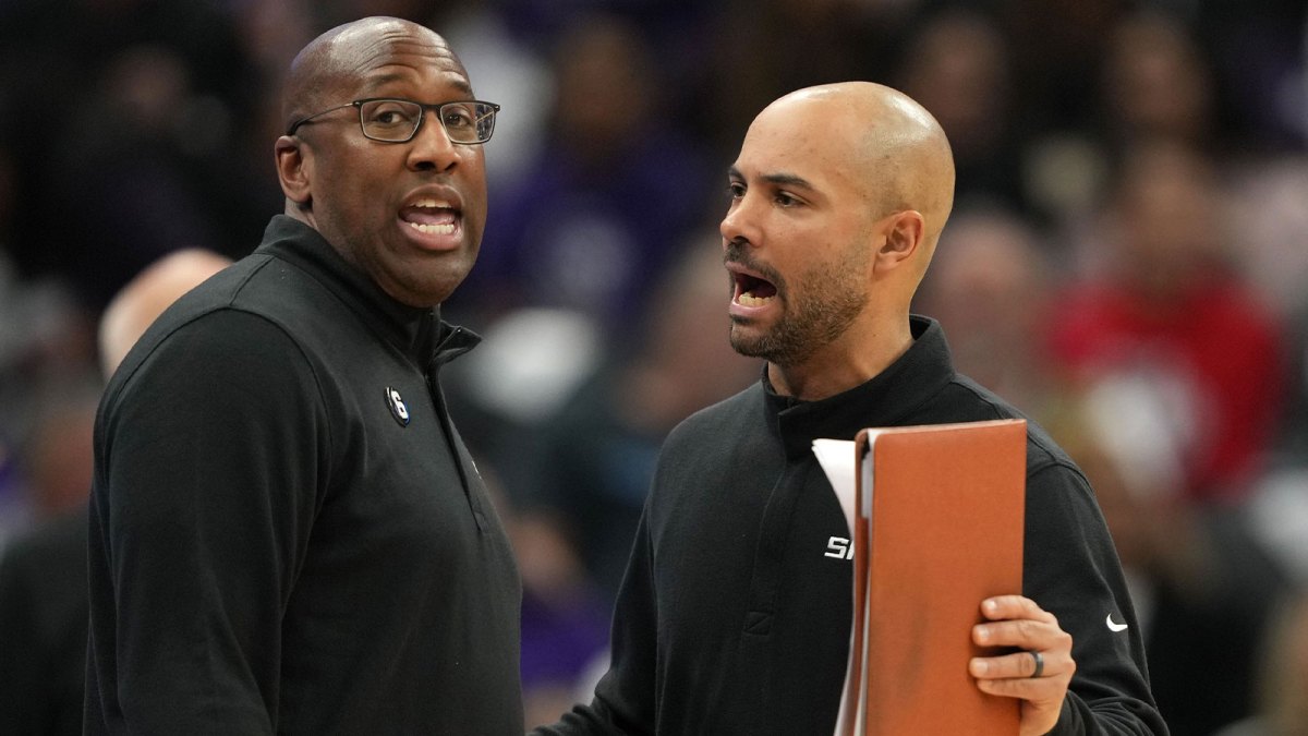 Sacramento Kings head coach Mike Brown (left) and assistant coach Jordi Fernandez (right) talk during the fourth quarter against the Utah Jazz at Golden 1 Center.