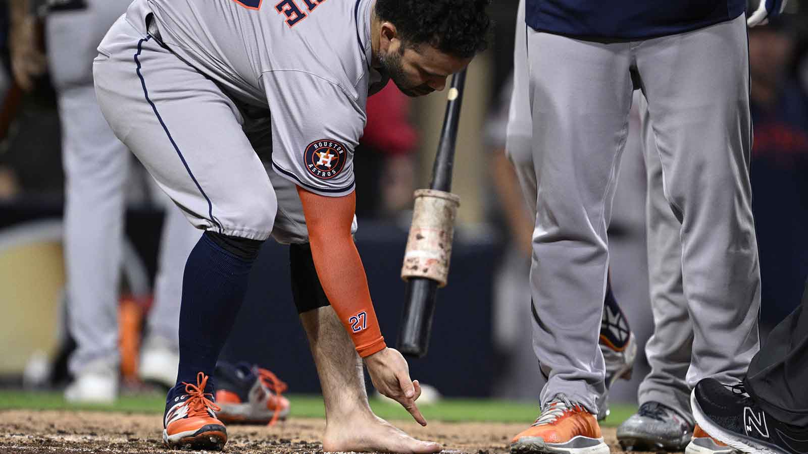 Astros manager provides Jose Altuve update after foot procedure