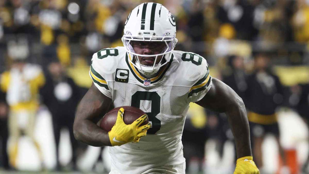 Oct 26, 2025; Pittsburgh, Pennsylvania, USA; Green Bay Packers running back Josh Jacobs (8) runs for a touchdown against the Pittsburgh Steelers during the fourth quarter at Acrisure Stadium. Mandatory Credit: Charles LeClaire-Imagn Images