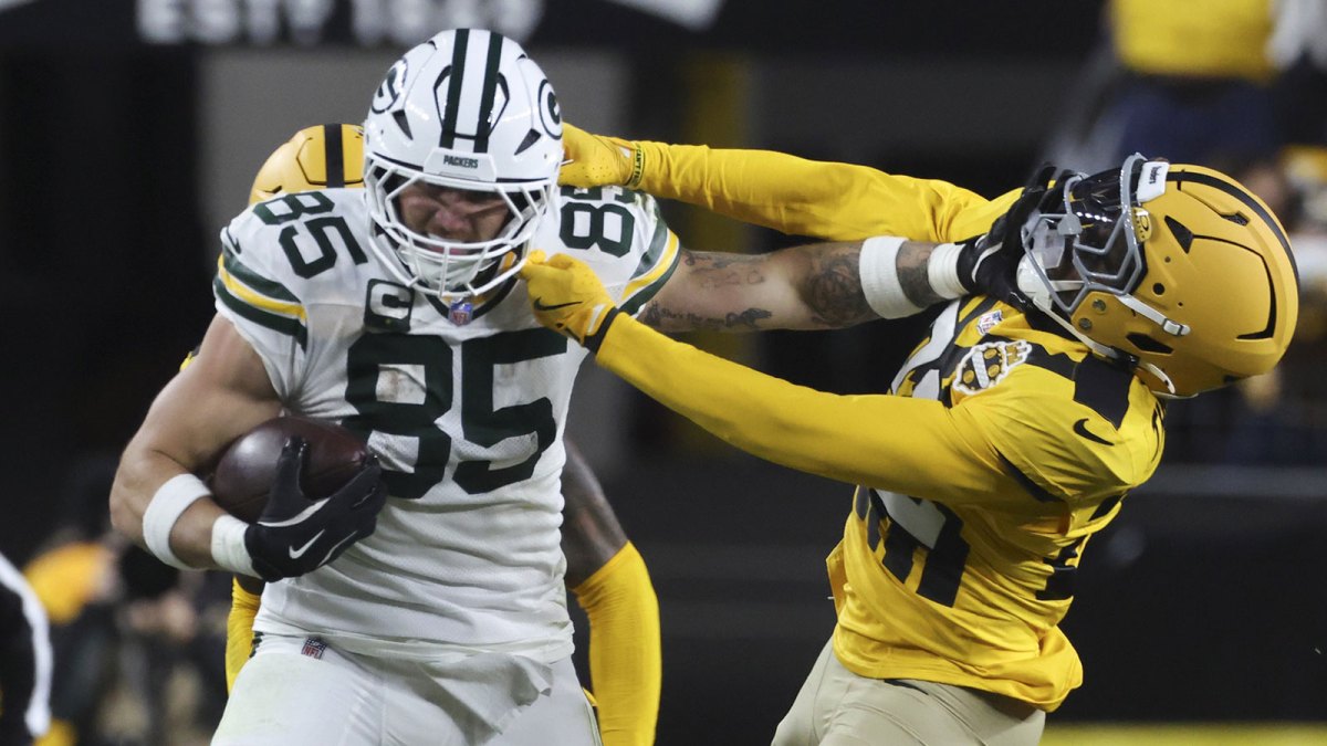 Green Bay Packers tight end Tucker Kraft (85) stiff arms Pittsburgh Steelers safety Juan Thornhill (22) during the third quarter at Acrisure Stadium.