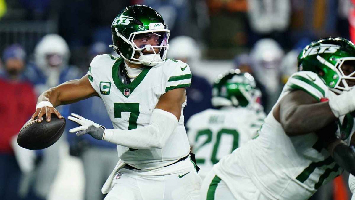 New York Jets quarterback Justin Fields (7) throws a pass against the New England Patriots in the fourth quarter at Gillette Stadium.