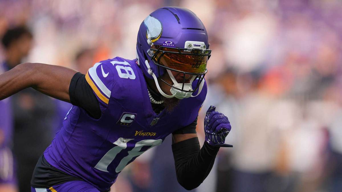 Minnesota Vikings wide receiver Justin Jefferson (18) warms up before a game against the Chicago Bears at U.S. Bank Stadium.
