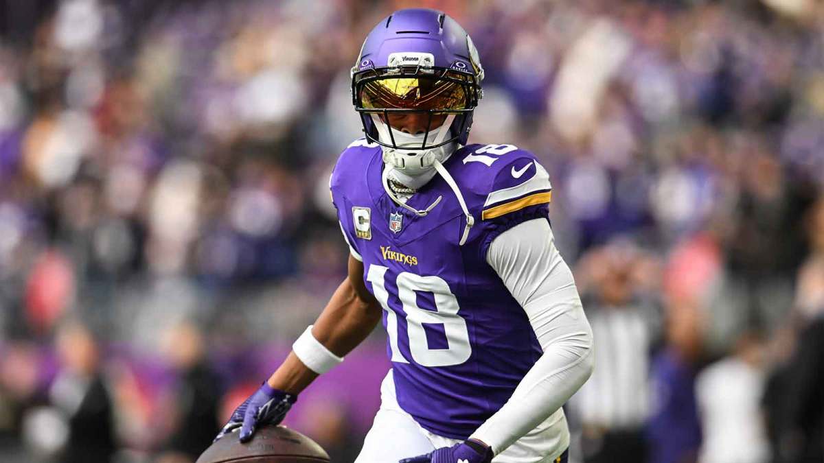 Minnesota Vikings wide receiver Justin Jefferson (18) warms up before the game against the Baltimore Ravens at U.S. Bank Stadium. Mandatory Credit: Jeffrey Becker-Imagn Images