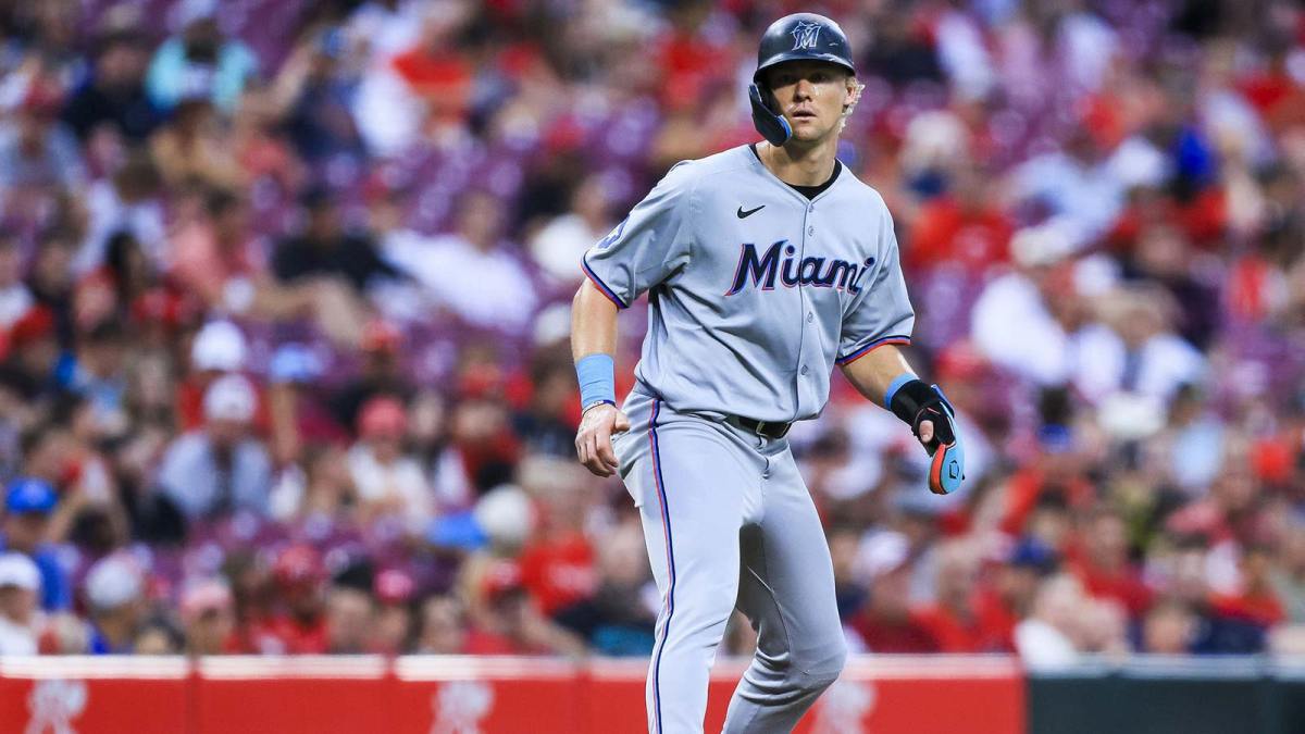 Miami Marlins outfielder Kyle Stowers (28) leads off from third in the sixth inning against the Cincinnati Reds at Great American Ball Park.