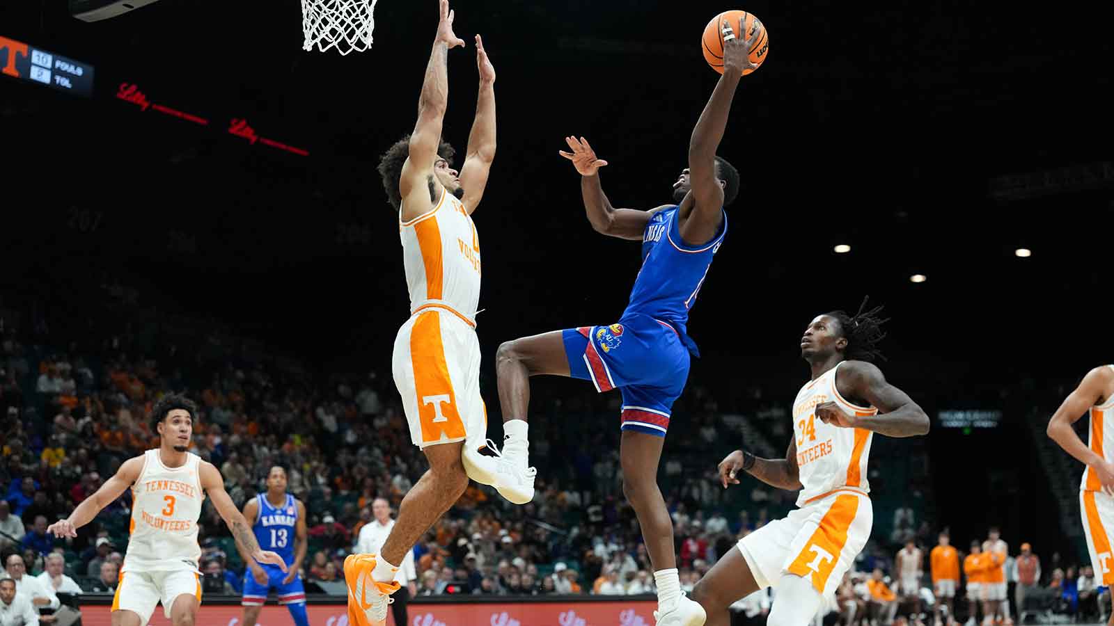 Fans go bonkers after stunning Kansas comeback vs. Tennessee