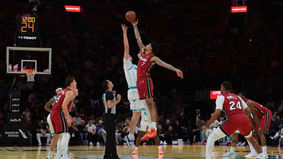 Miami Heat center Kel'el Ware (7) wins the tip-off against Charlotte Hornets center Ryan Kalkbrenner (11) during the first quarter of an NBA Cup game at Kaseya Center.