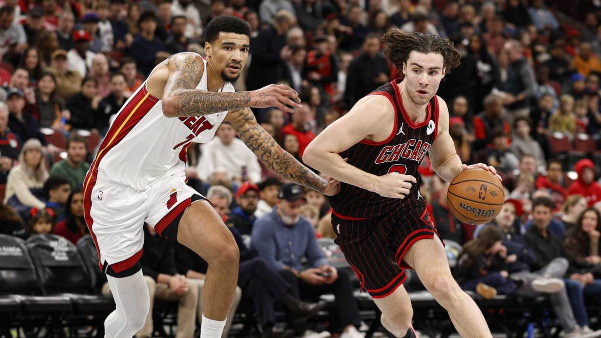 Chicago Bulls guard Josh Giddey (3) drives to the basket against Miami Heat center Kel'el Ware (7) during the first half at United Center.