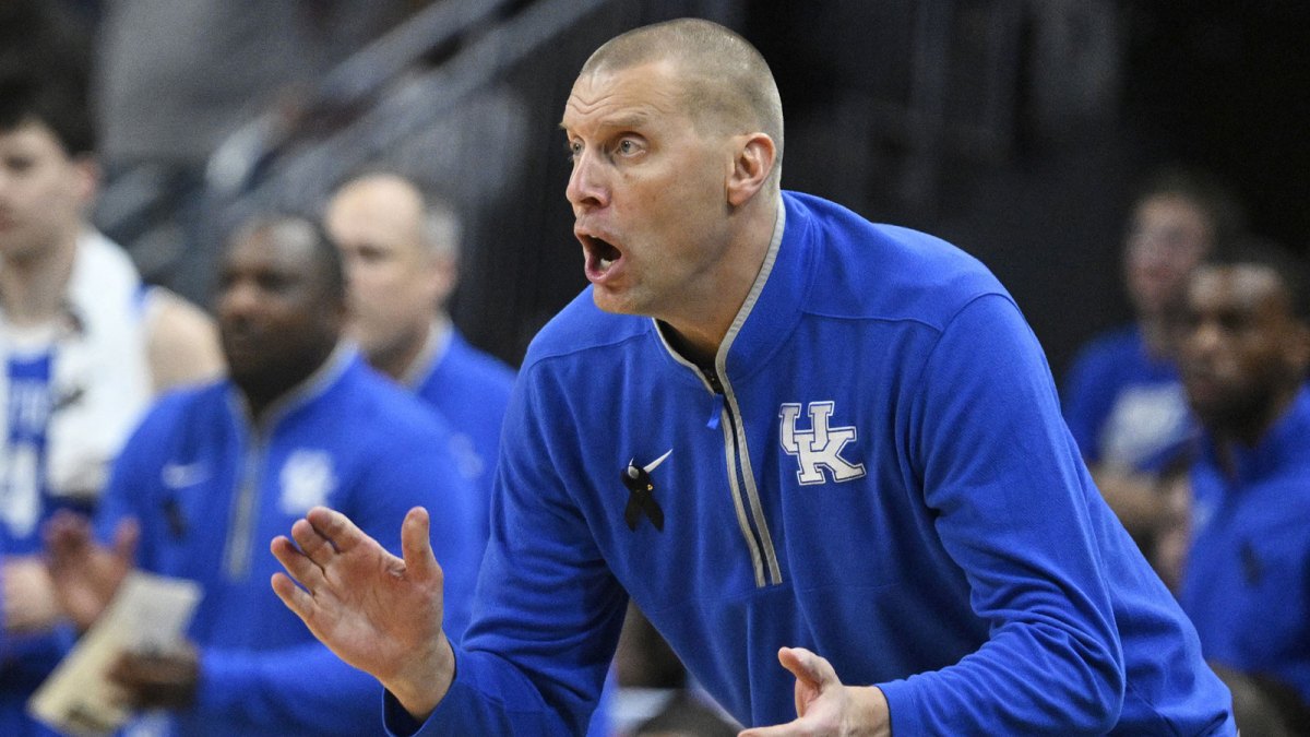 Kentucky Wildcats head coach Mark Pope calls out instructions during the second half against the Louisville Cardinals at KFC Yum! Center. Louisville defeated Kentucky 96-88.