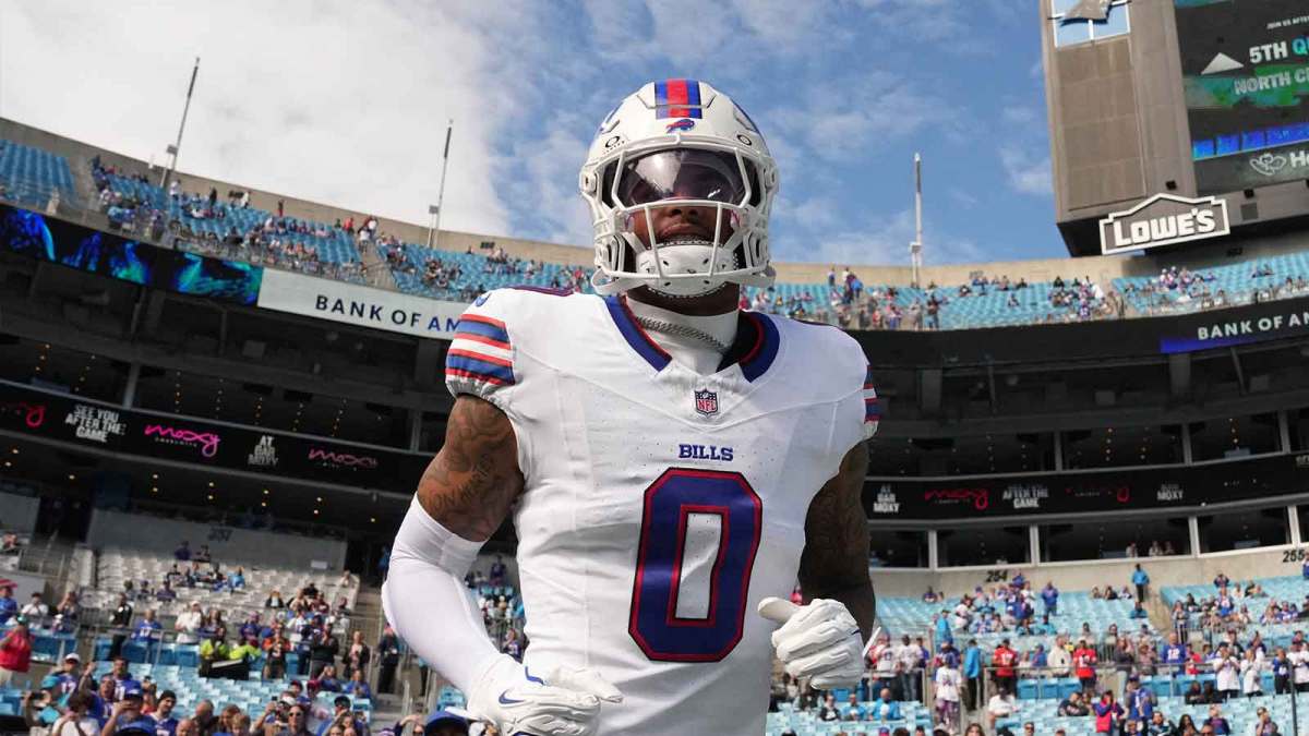 Buffalo Bills wide reciever Keon Coleman (0) runs on to the field before the game at Bank of America Stadium.