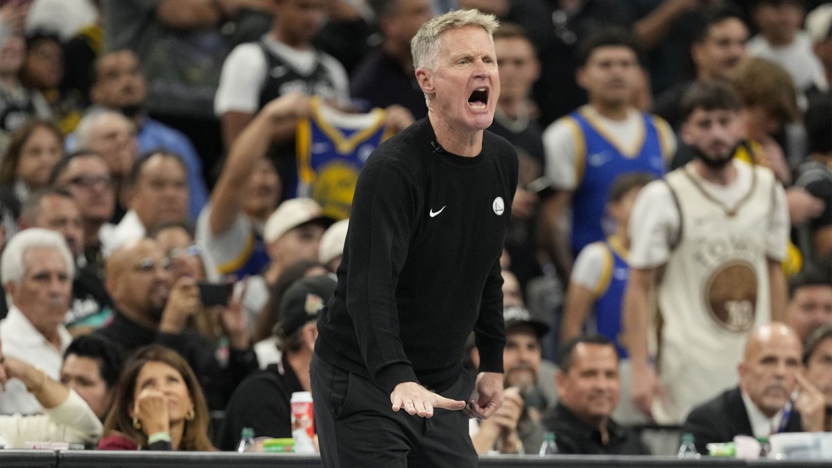 Golden State Warriors Head Coach Steve Kerr yells out to players during the second half against the San Antonio Spurs at Frost Bank Center.