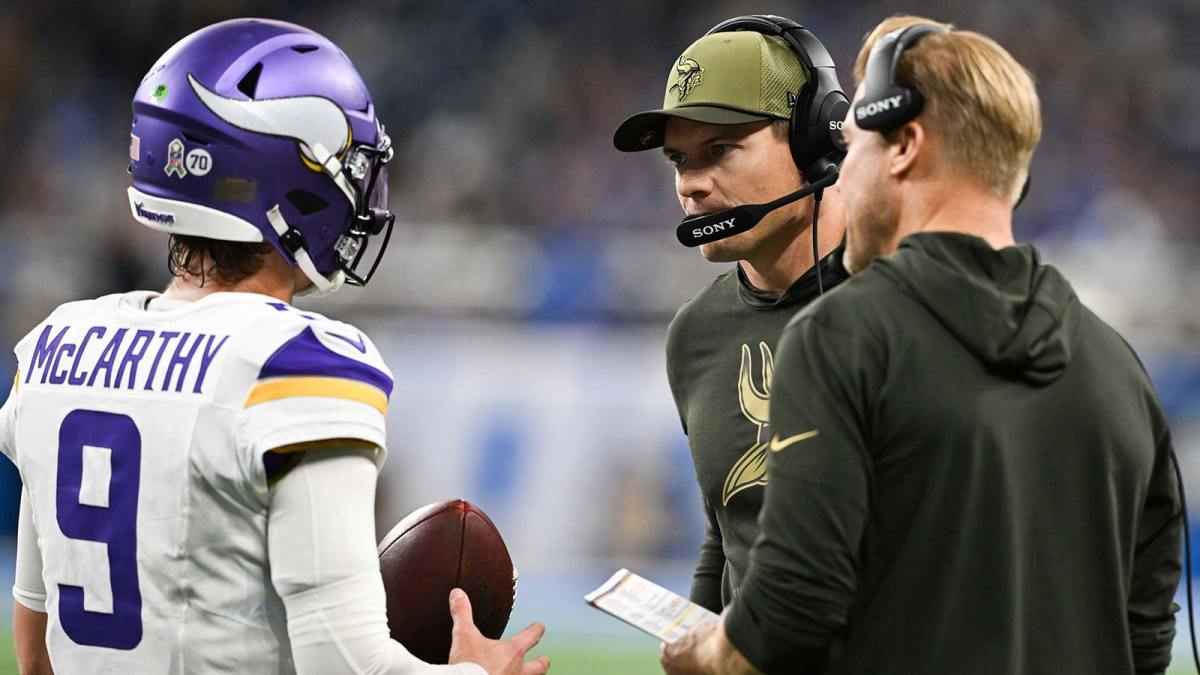 Minnesota Vikings head coach Kevin O'Connell speaks with Minnesota Vikings quarterback J.J. McCarthy (9) in the first quarter against the Detroit Lions at Ford Field.