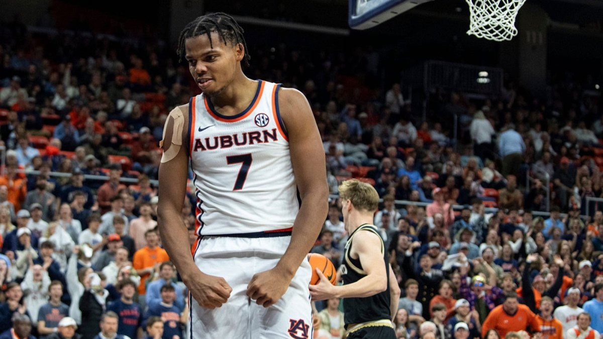 Auburn Tigers forward Keyshawn Hall (7) celebrates his dunk as Auburn Tigers take on Wofford Terriers at Neville Arena in Auburn, Ala. on Tuesday, Nov. 11, 2025. Auburn Tigers defeated Wofford Terriers 93-62.