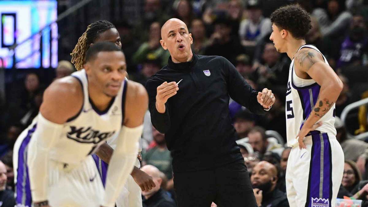 Sacramento Kings head coach Doug Christie calls a play in the 4th quarter against the Milwaukee Bucks at Fiserv Forum.