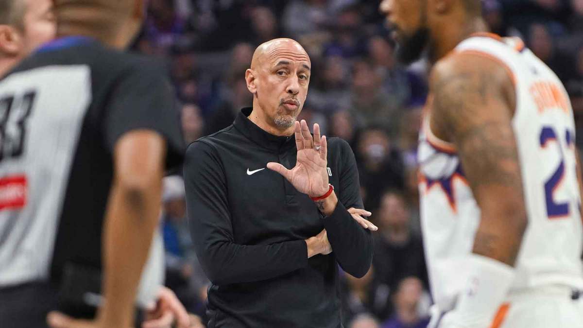 Sacramento Kings Head Coach Doug Christie motions to official Sean Corbin (33) during a time out in the second quarter of the game against the Phoenix Suns at Golden 1 Center.