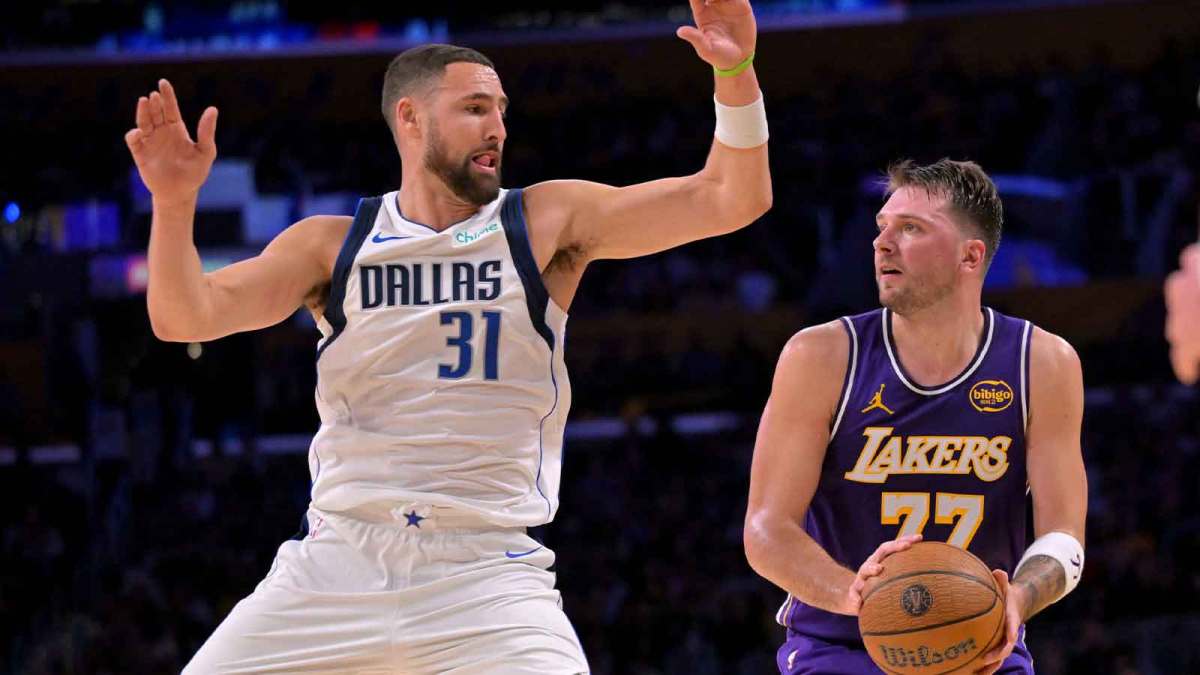 Los Angeles Lakers guard Luka Doncic (77) is defended by Dallas Mavericks guard Klay Thompson (31) as he drives to the basket in the first half at Crypto.com Arena.