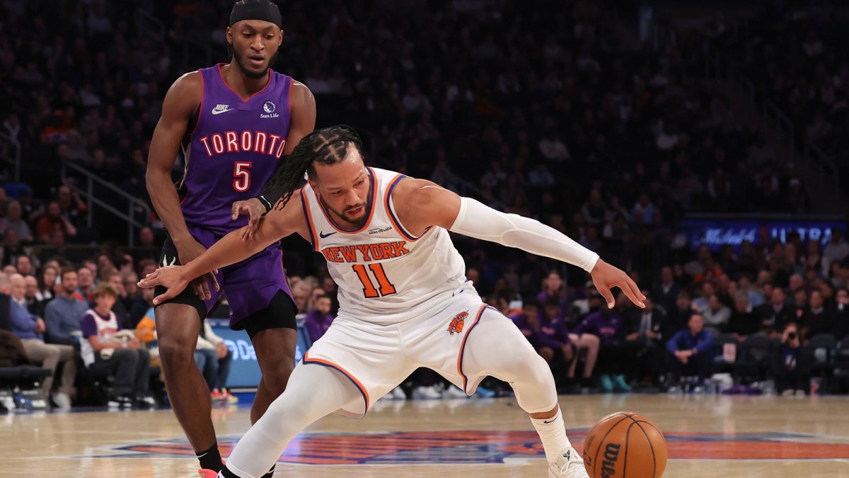 Knicks' Jalen Brunson dribbles vs. Raptors' Immanuel Quickley