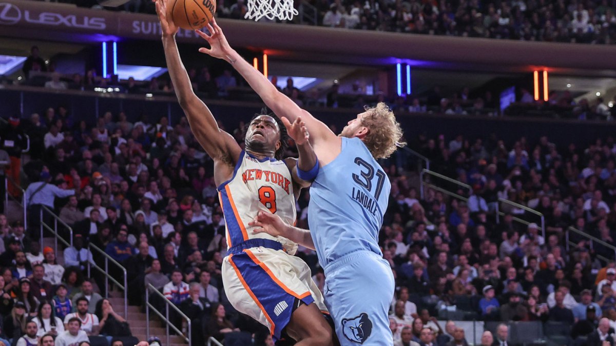 Knicks forward OG Anunoby (8) looks to drive