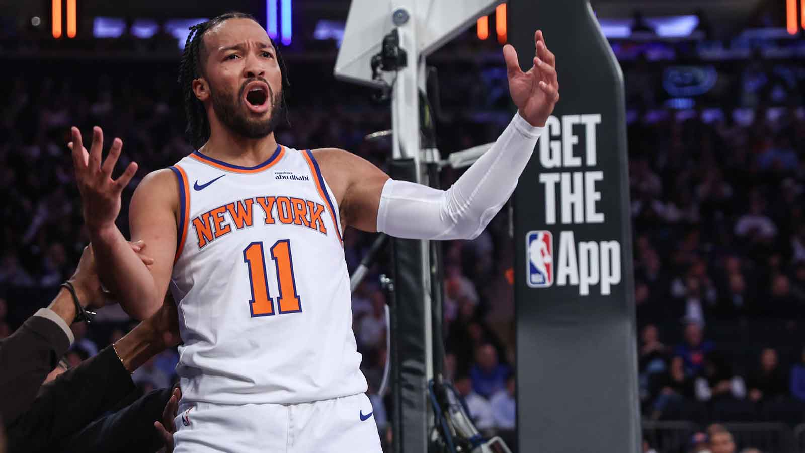 Jalen Brunson injury, crutches leaves Knicks fans crying hypocrisy