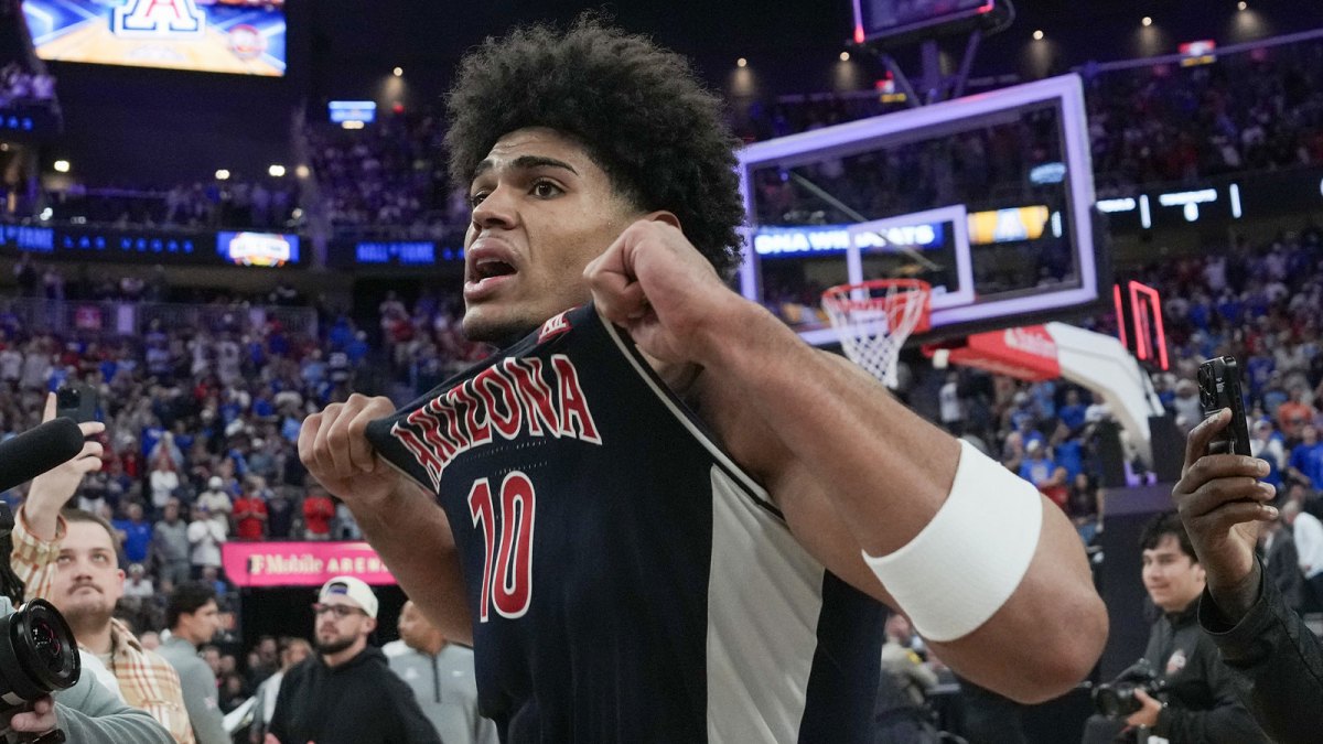 Arizona Wildcats forward Koa Peat (10) celebrates defeating the Florida Gators in the Hall of Fame Series game at T-Mobile Arena.