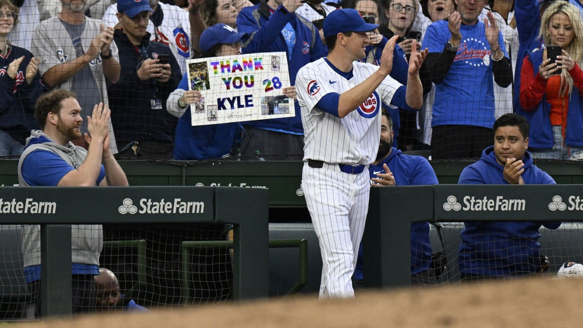 Chicago Cubs pitcher Kyle Hendricks (28) thanks fans after he was pulled from the game during the eighth inning against the Cincinnati Reds.