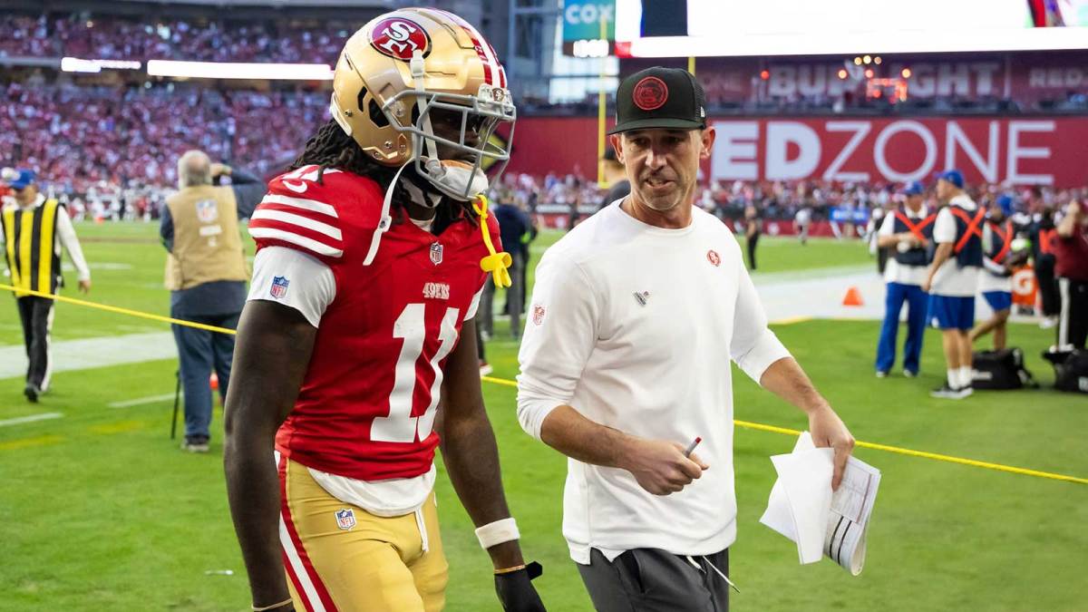 San Francisco 49ers head coach Kyle Shanahan talks to wide receiver Brandon Aiyuk (11) against the Arizona Cardinals at State Farm Stadium.