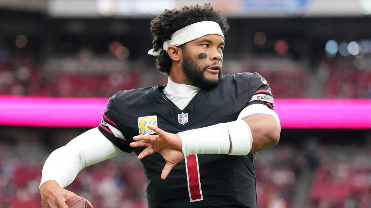 Arizona Cardinals quarterback Kyler Murray (1) warms up before their game against the Tennessee Titans at State Farm Stadium.