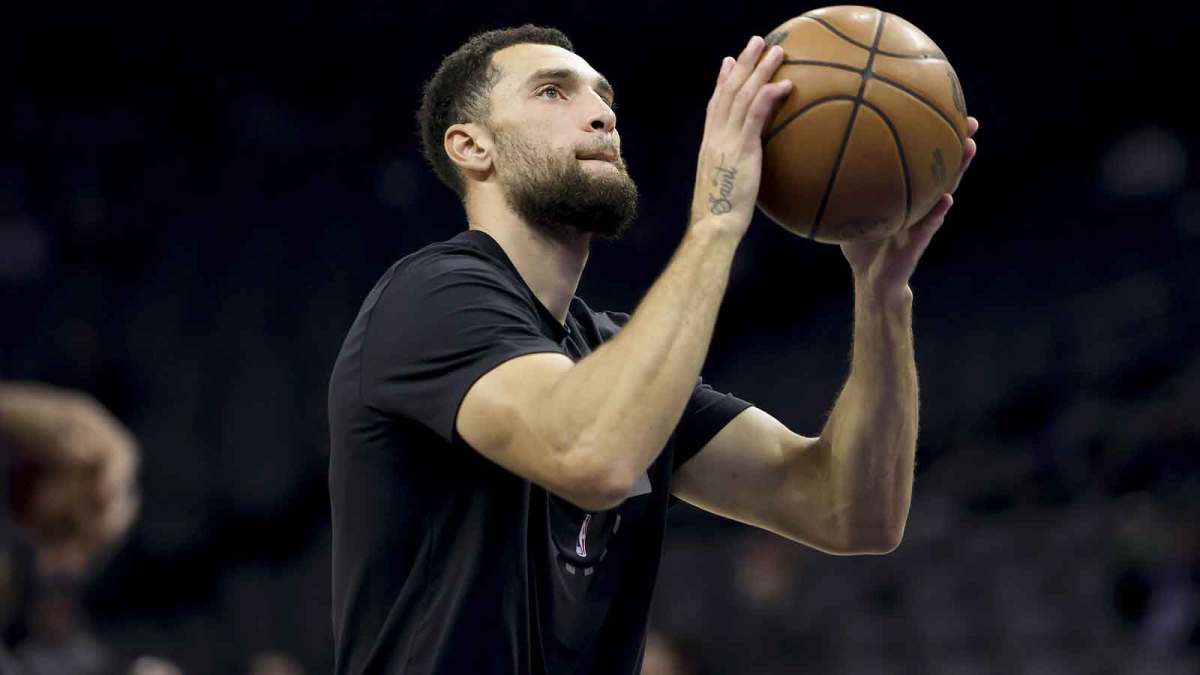 Sacramento Kings guard Zach LaVine (8) warms up before the game against the Minnesota Timberwolves at Golden 1 Center.
