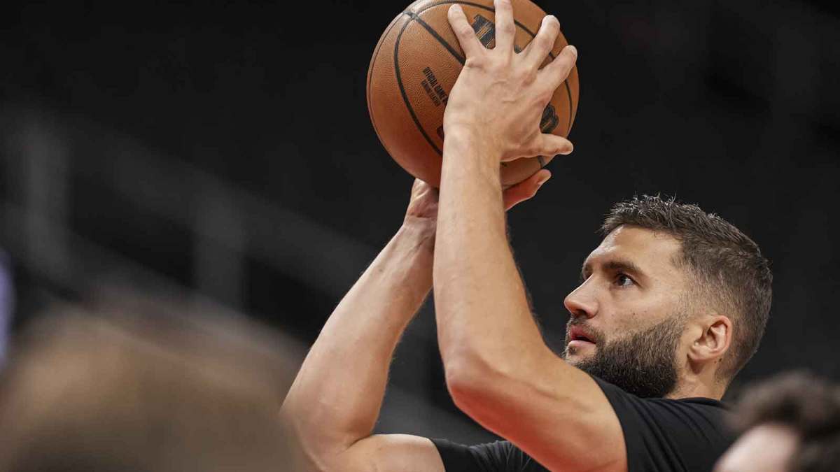 Lakers forward Maxi Kleber (14) warms up on the court prior to the game against the Atlanta Hawks at State Farm Arena with Mavericks GM Nico Harrison in the background