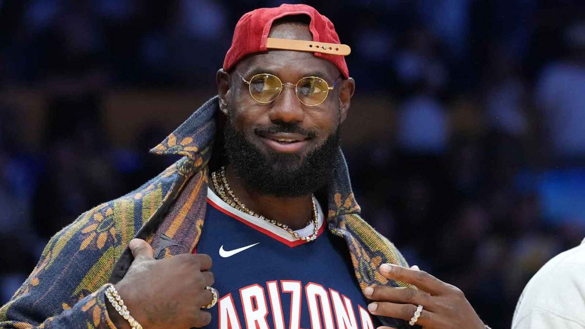 Lakers star LeBron James tweeted about golf as the Thunder blowout unfolded, adding irony to a tough night for Lakers fans.