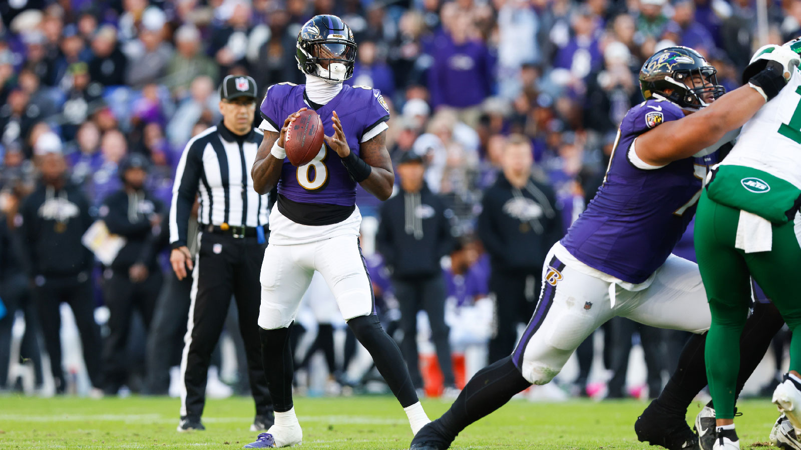  Baltimore Ravens quarterback Lamar Jackson (8) looks to pass during the third quarter against the New York Jets at M&T Bank Stadium