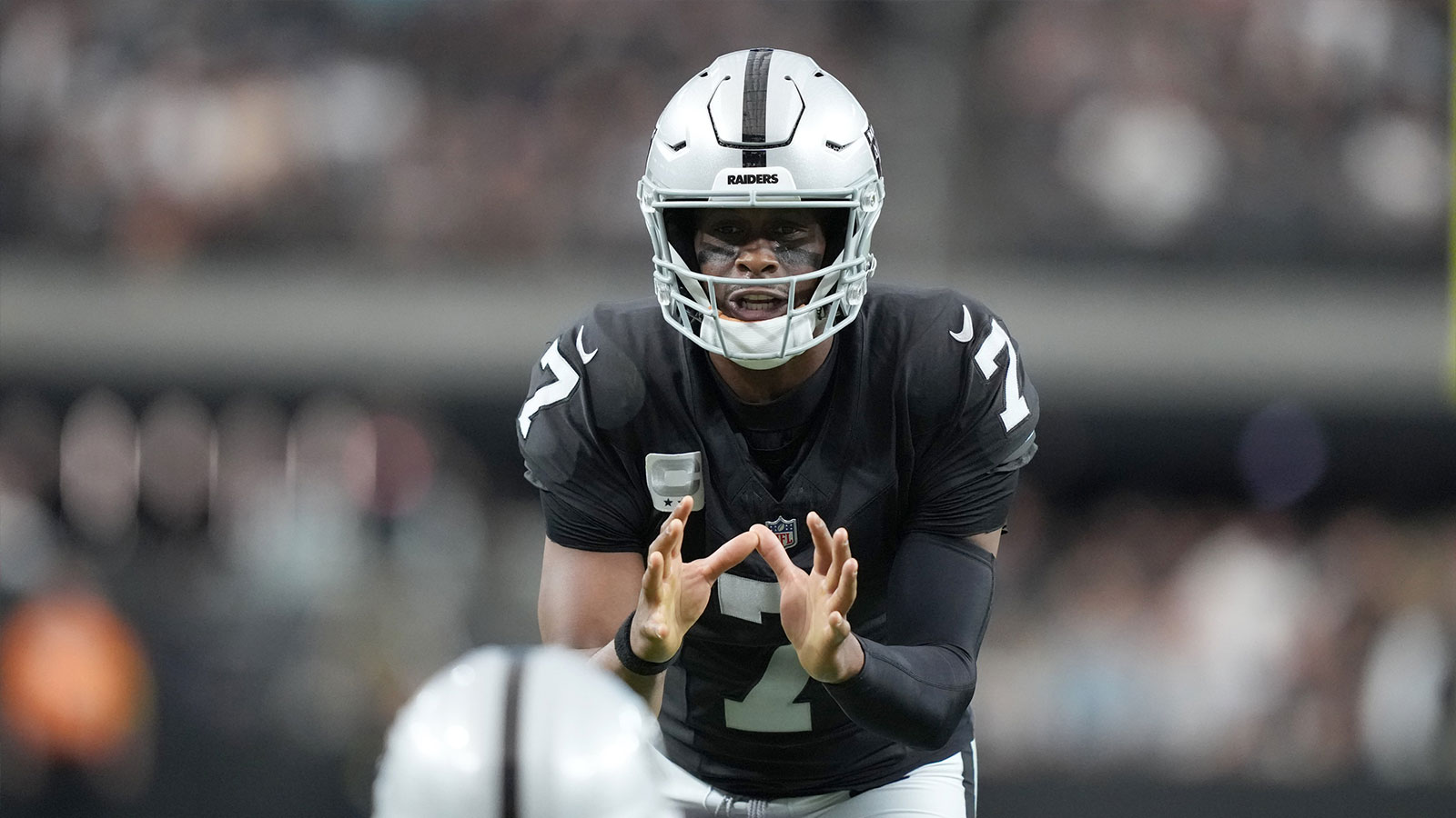 Las Vegas Raiders quarterback Geno Smith (7) takes the snap against the Jacksonville Jaguars