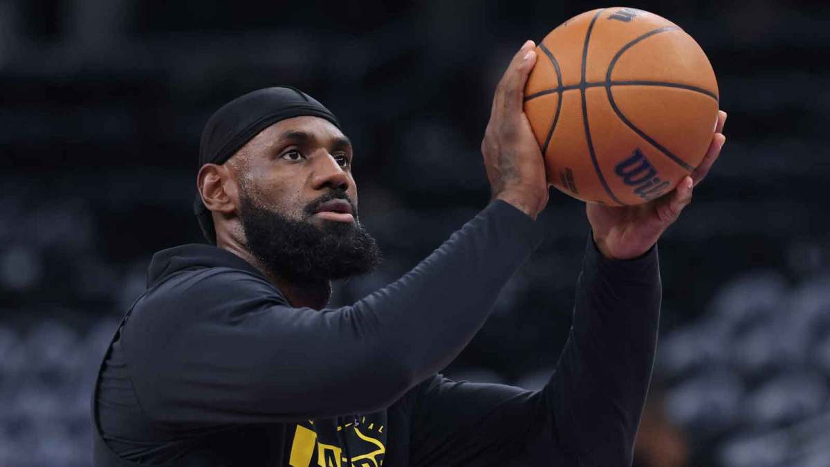 Los Angeles Lakers forward LeBron James (23) warms up before the game against the Utah Jazz at Delta Center.