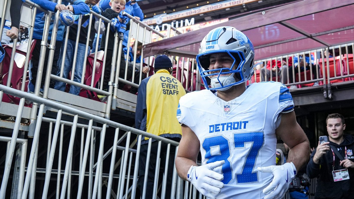 Detroit Lions tight end Sam LaPorta (87) runs out of the tunnel for warmup ahead of the Washington Commanders game at Northwest Stadium in Landover, Md. on Sunday, November 9, 2025.