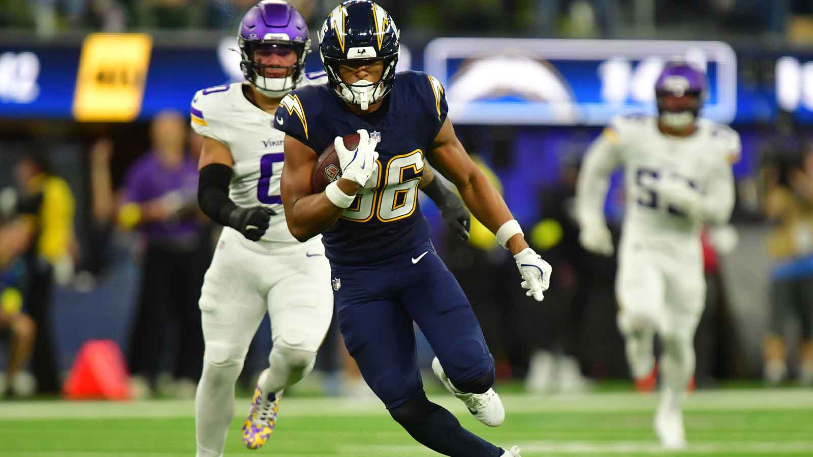 Los Angeles Chargers tight end Oronde Gadsden II (86) makes a catch against the Minnesota Vikings