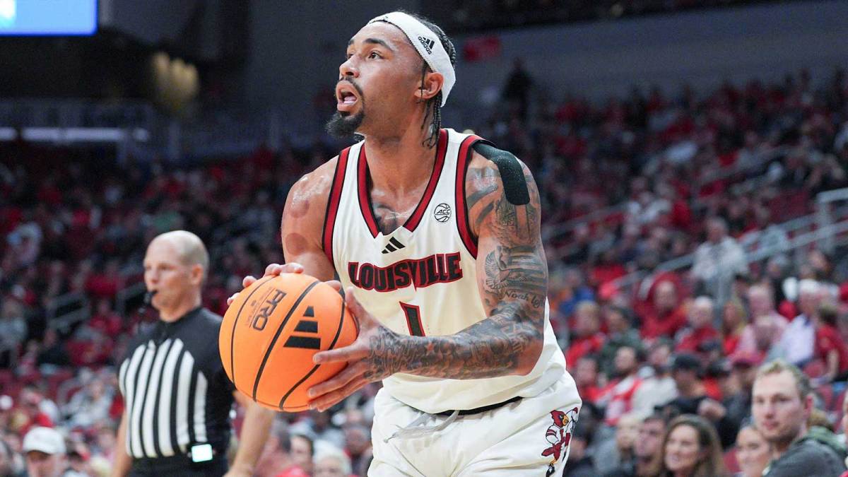 Louisville Cardinals guard J'Vonne Hadley (1) sets up to take a three-point shot during the Cards' final exhibition game before the start of the 2025-26 basketball season at the KFC Yum! Center in Louisville, Kentucky.